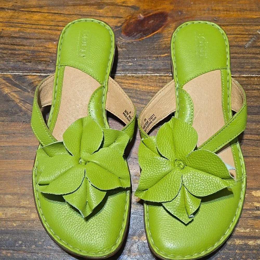 Born Green Leather Thong Sandals with Floral Design Size 8 - Picture 3 of 5